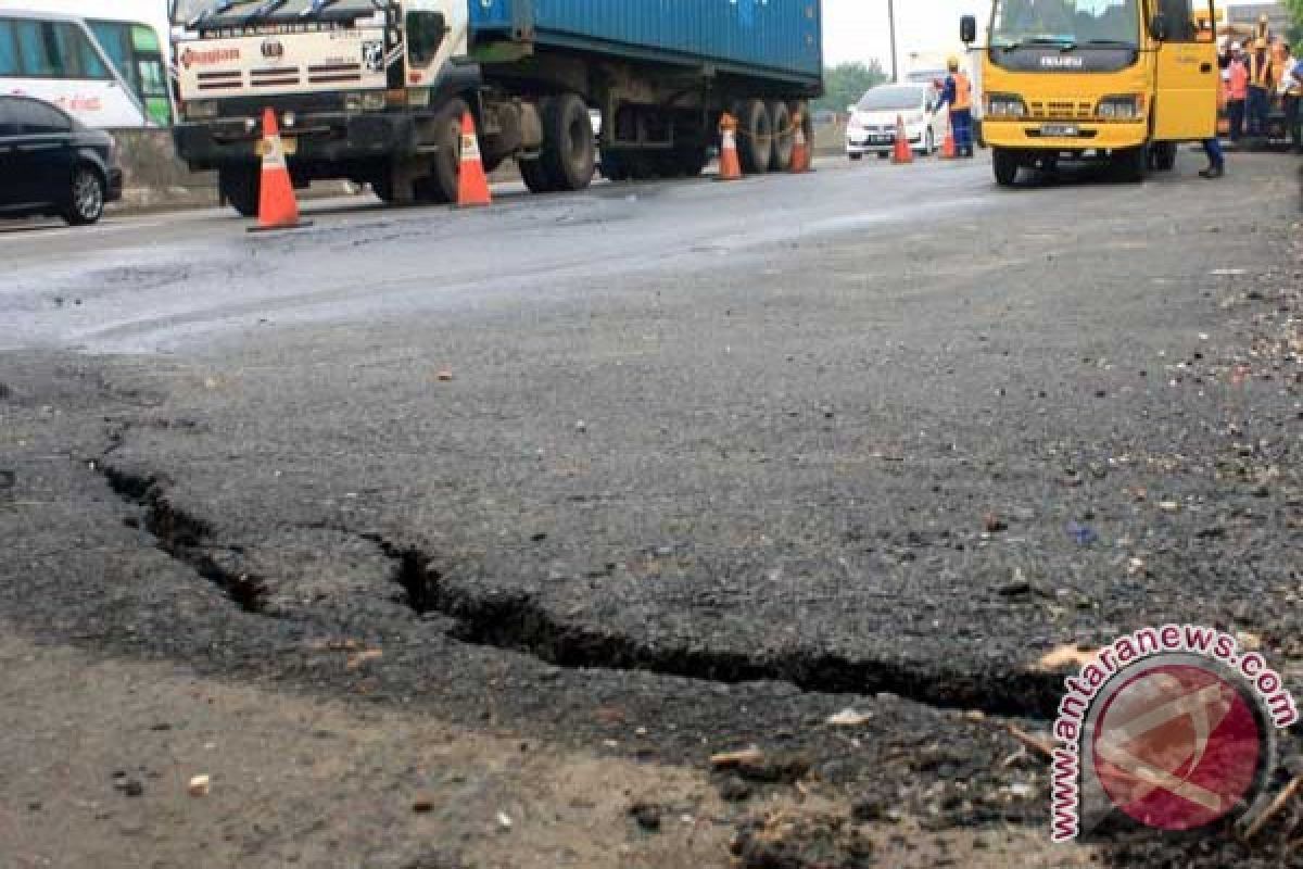 Lalu lintas di tol Jakarta-Cikampek tersendat