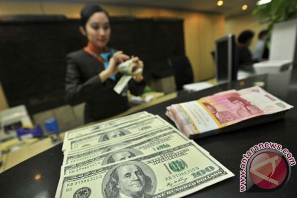 Rupiah nyaris tembus 11.000 per dolar AS