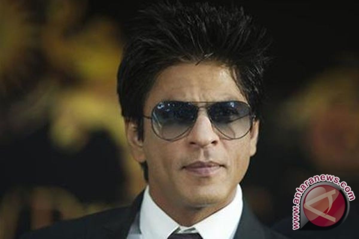  Shah Rukh Khan operasi bahu