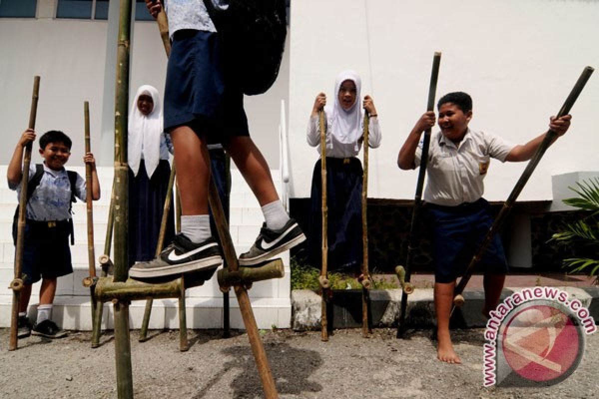 Semua bisa main egrang di Festival Musik Bambu Nusantara