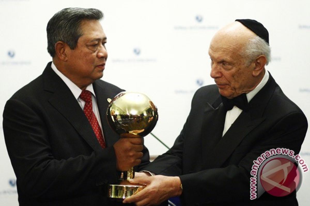 President Yudhoyono dedicates World Statesman Award to all Indonesian people