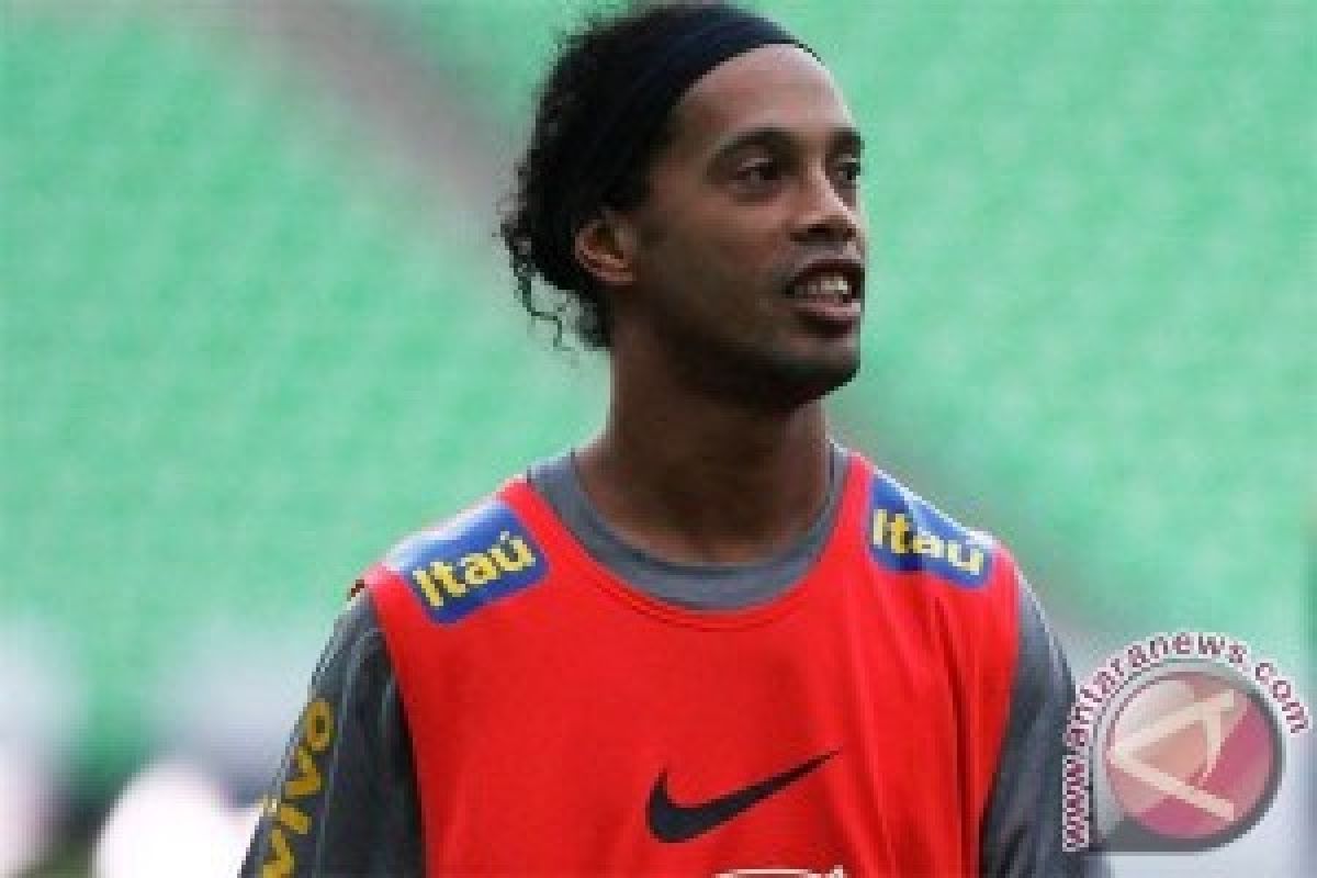 Ronaldinho gantung sepatu