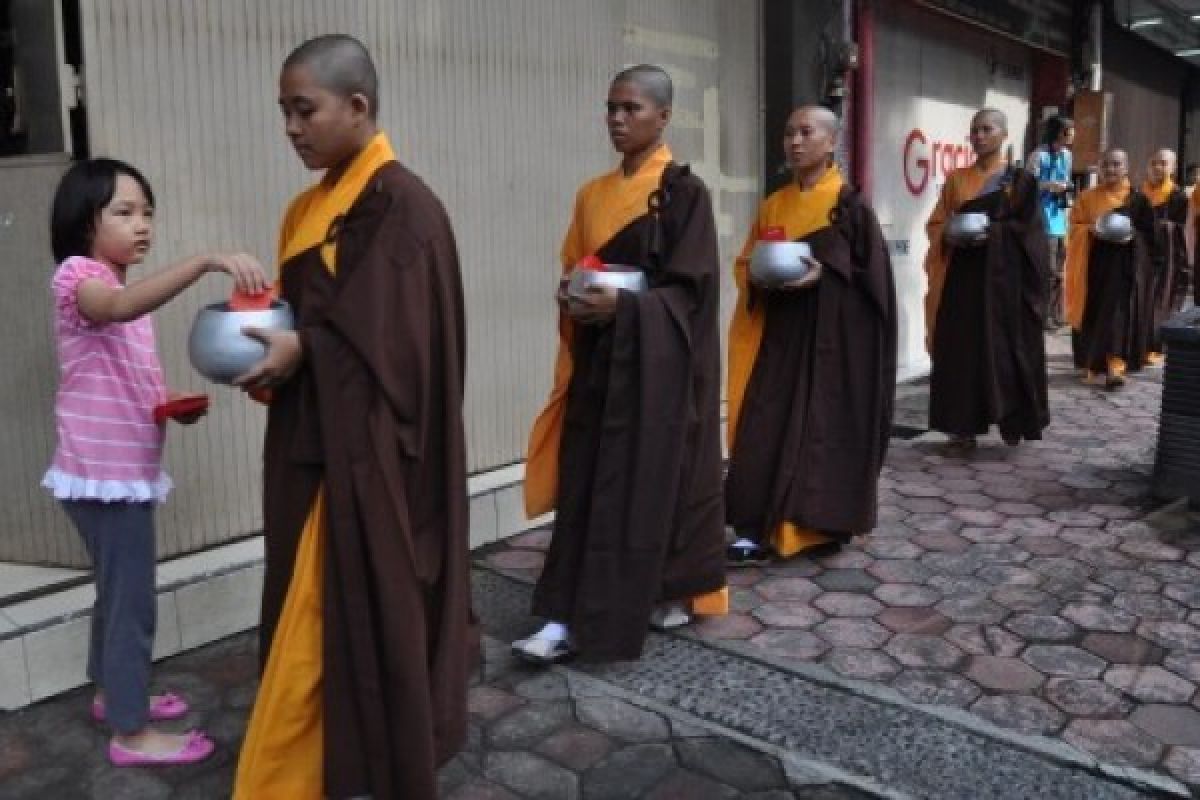 Prosesi Pindapata Kuatkan Kedermaan Umat Buddha