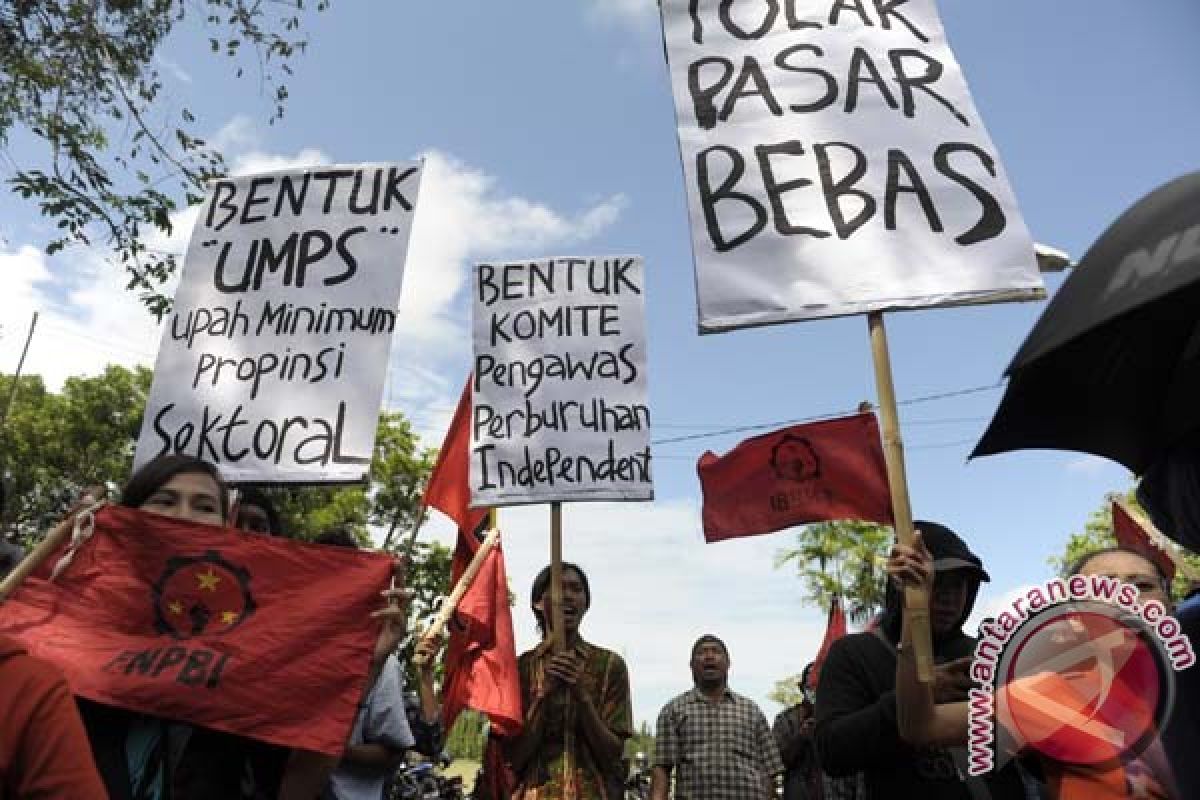 Buruh Di Bali Tuntut Bentuk Pengawas Independen