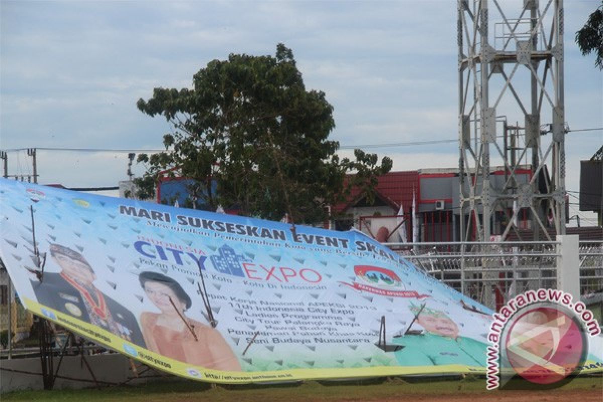Baliho Besar Jatuh