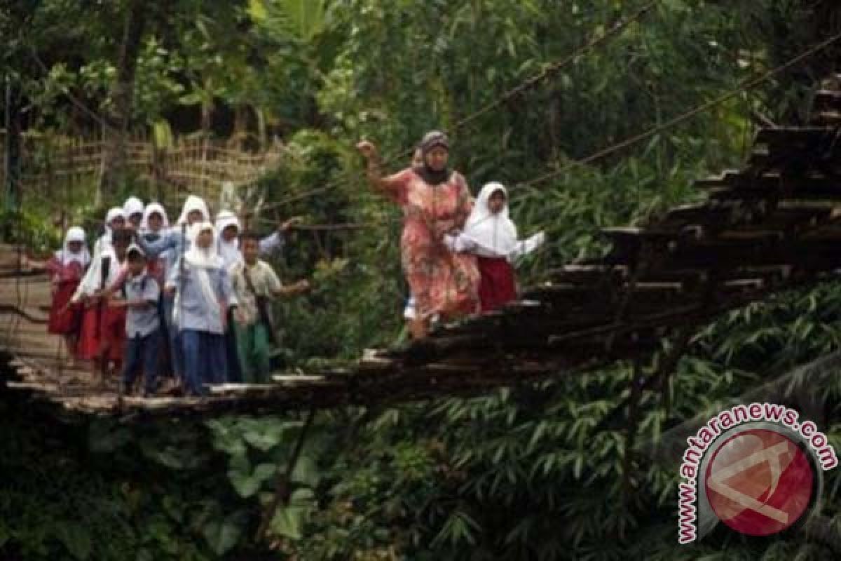 Masyarakat Galungan Terbantu Akses Jembatan Darurat