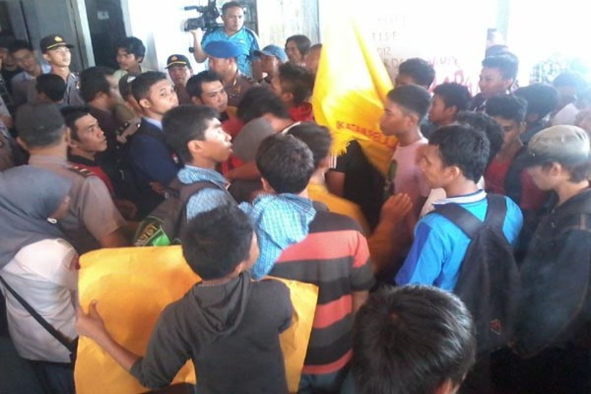 Guru dan Siswa Muhammadiyah Demo Pertanyakan Hasil UN