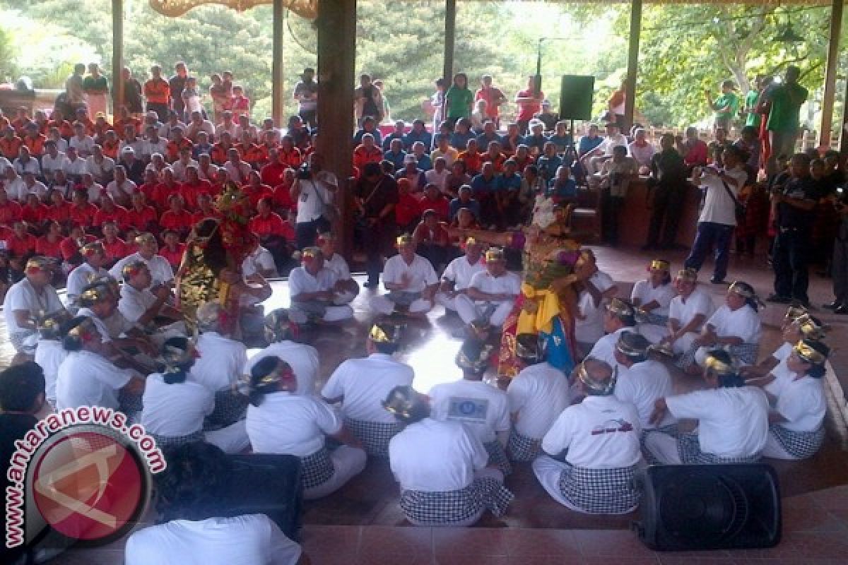 Para Lansia Beradu Tari Kecak