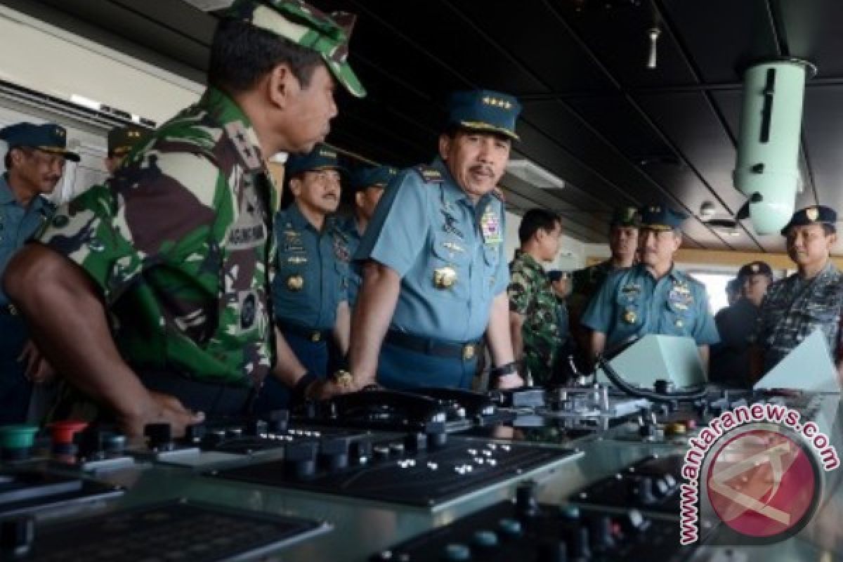 Presiden-Wapres Saksikan Latihan Tempur di Pantai Banongan