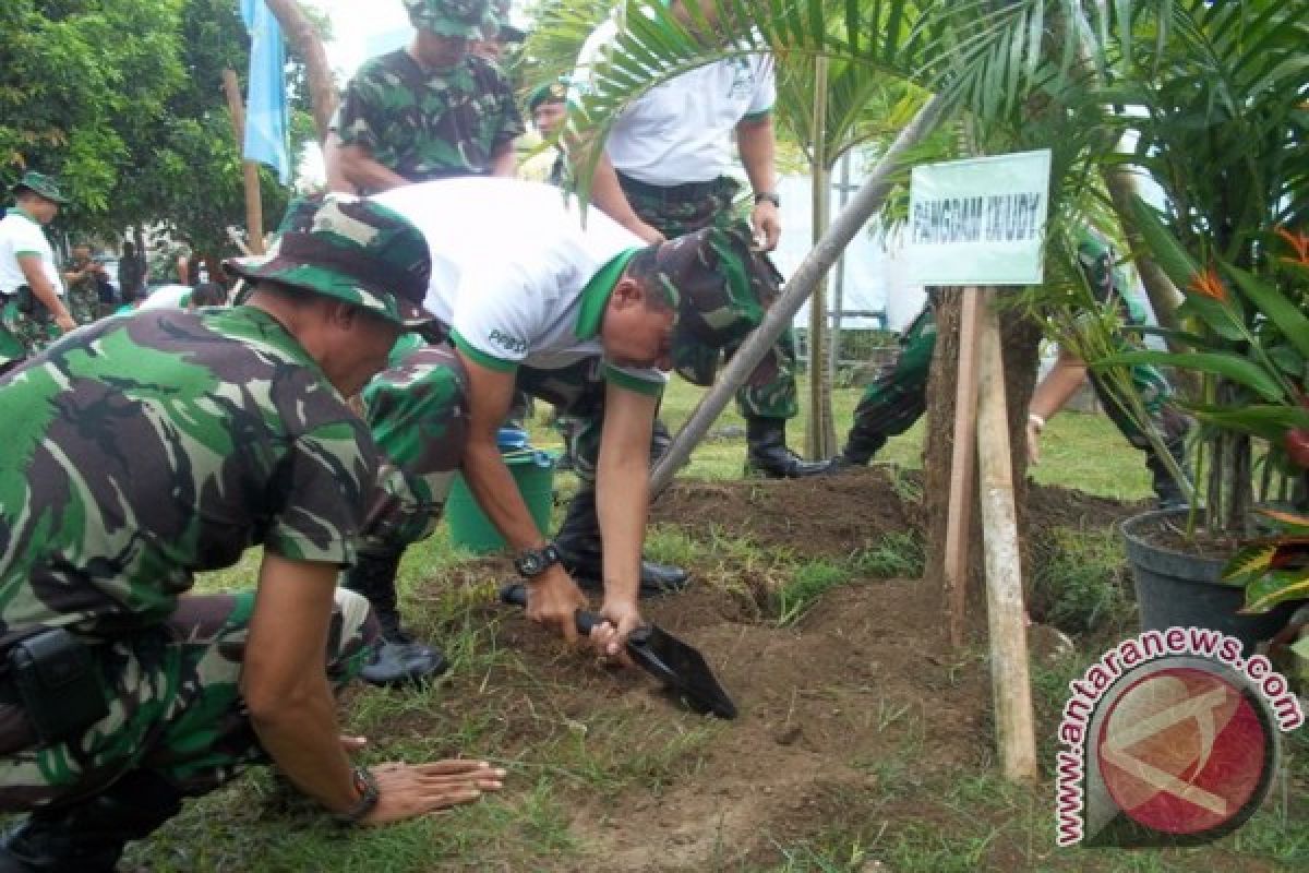 Ribuan Trembesi Ditanam di Bandara