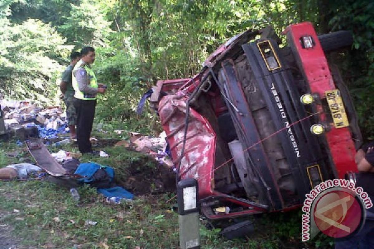 Truk Bermuatan Deterjen Masuk Jurang