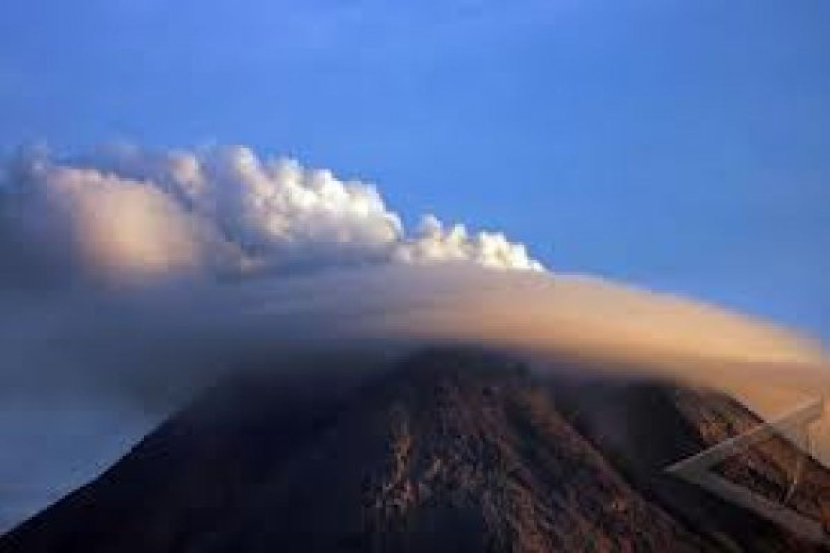 Hujan Abu Landa Lereng Merapi