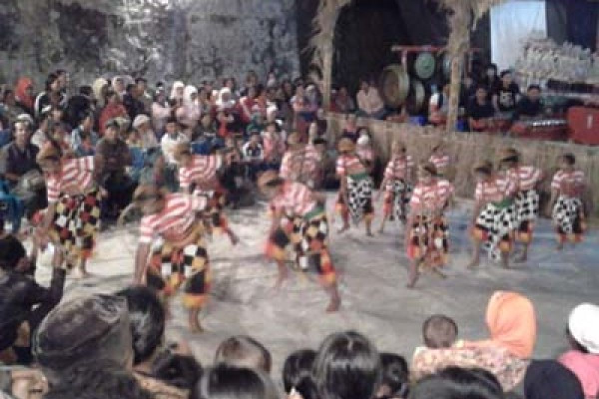 Girang Anak Dusun di Festival Lima Gunung