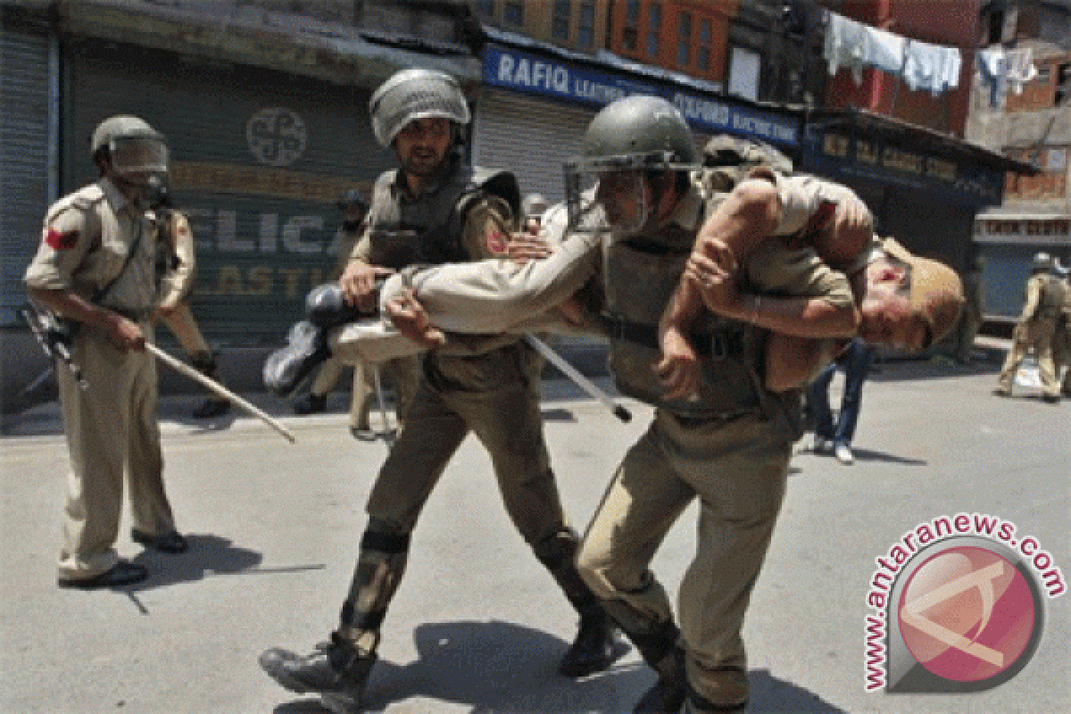 Baku tembak di Kashmir, ribuan warga selamatkan diri