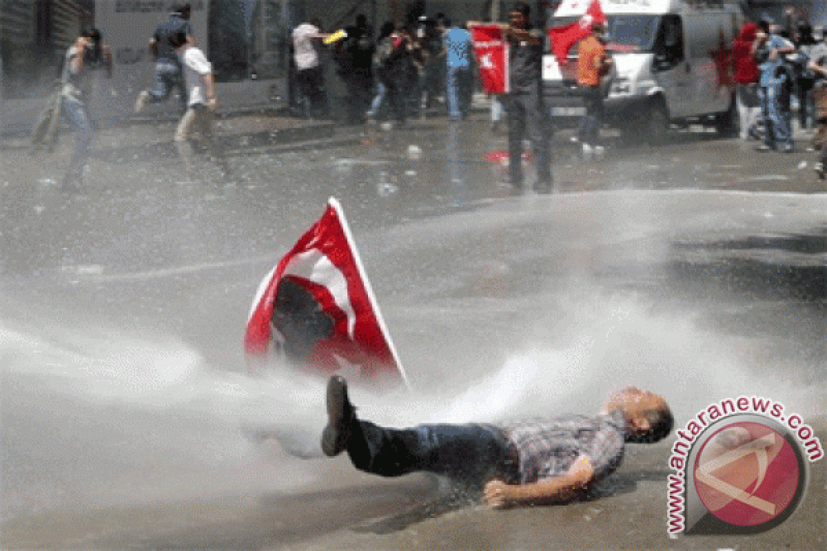 Pemrotes lempari kantor PM Turki di Istanbul dengan batu
