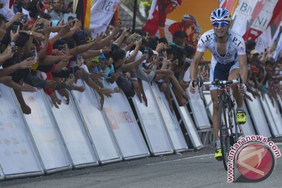 Over 140 cyclists start competing in Tour de Singkarak