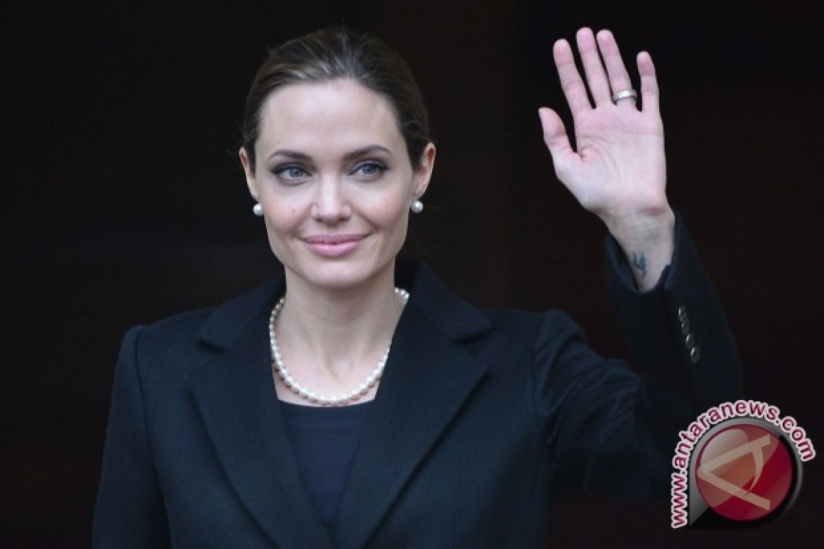 Angelina jolie tampil pertama sejak jalani mastektomi  