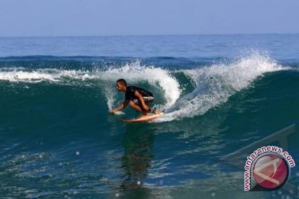 Turis mancanegara tertarik berselancar di Simeulue