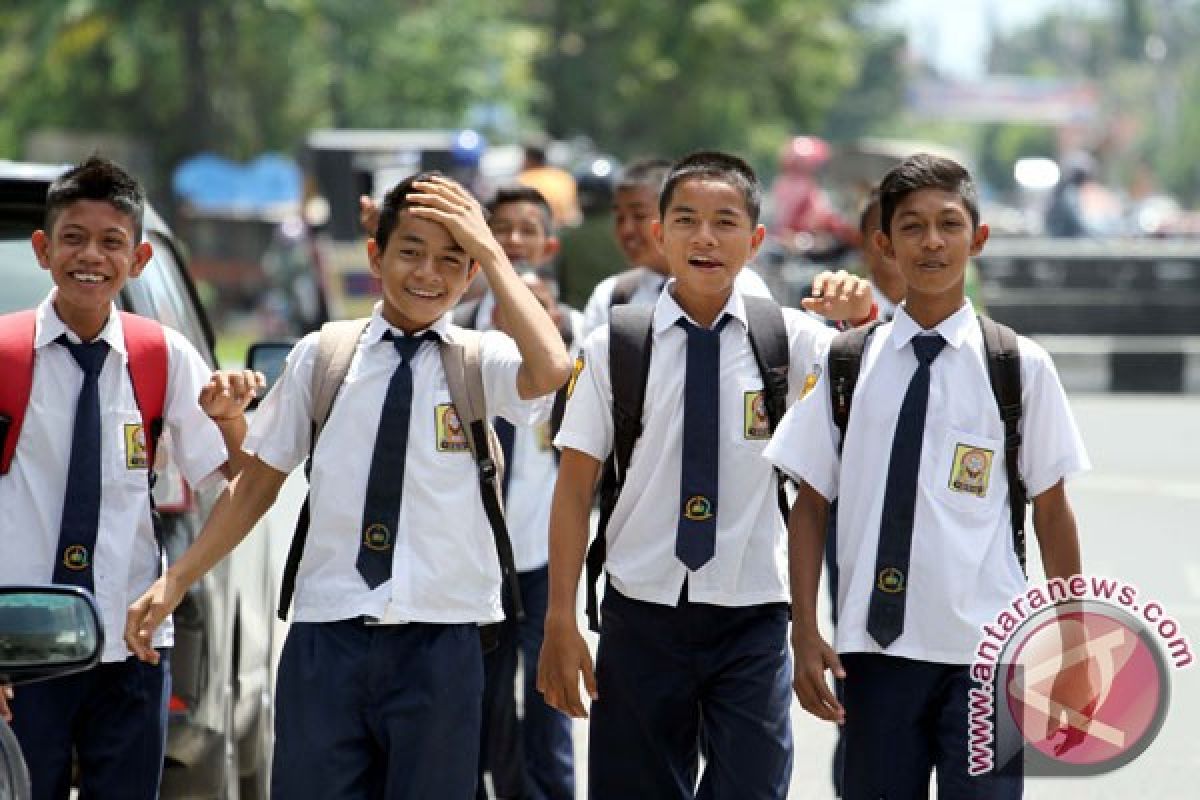 Sekolah dilarang pungut biaya penerimaan siswa baru