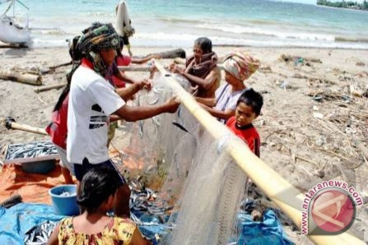 Pemerintah Bangka Salurkan Bantuan Alat Tangkap  Nelayan