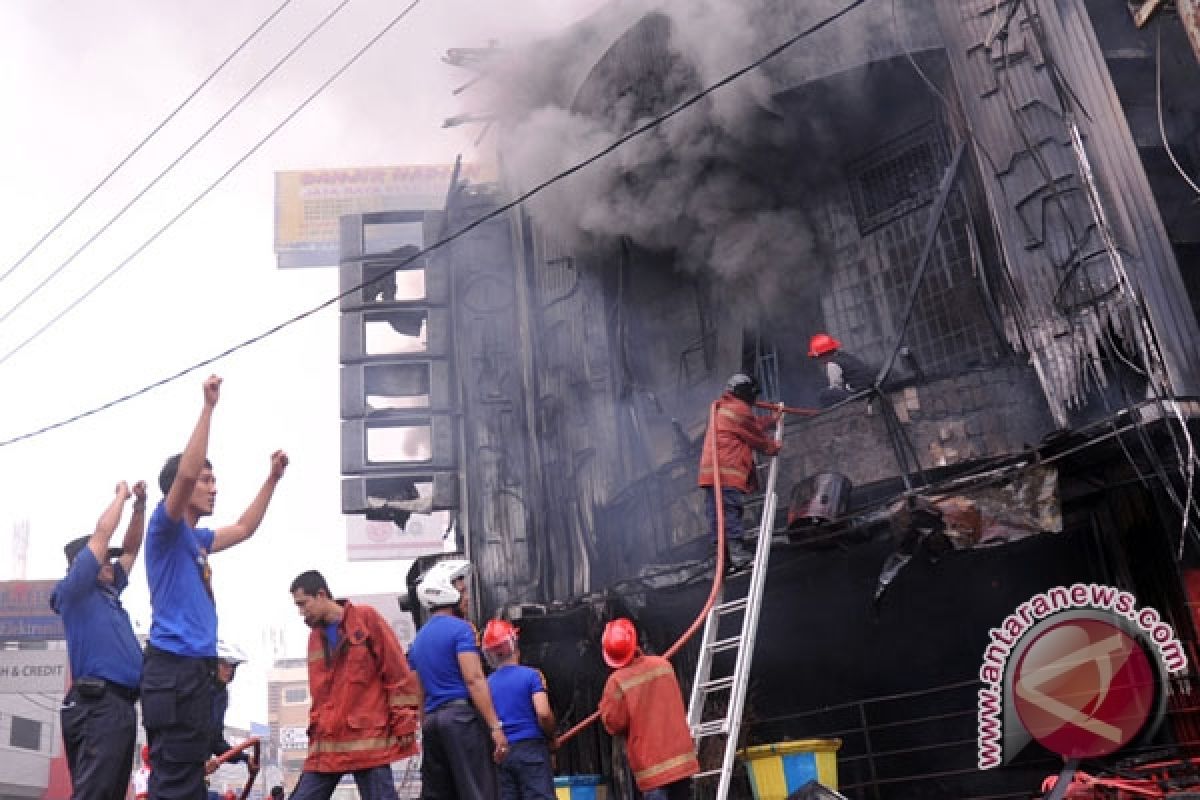 Kisruh perda LAD gedung DPRD Gowa dibakar