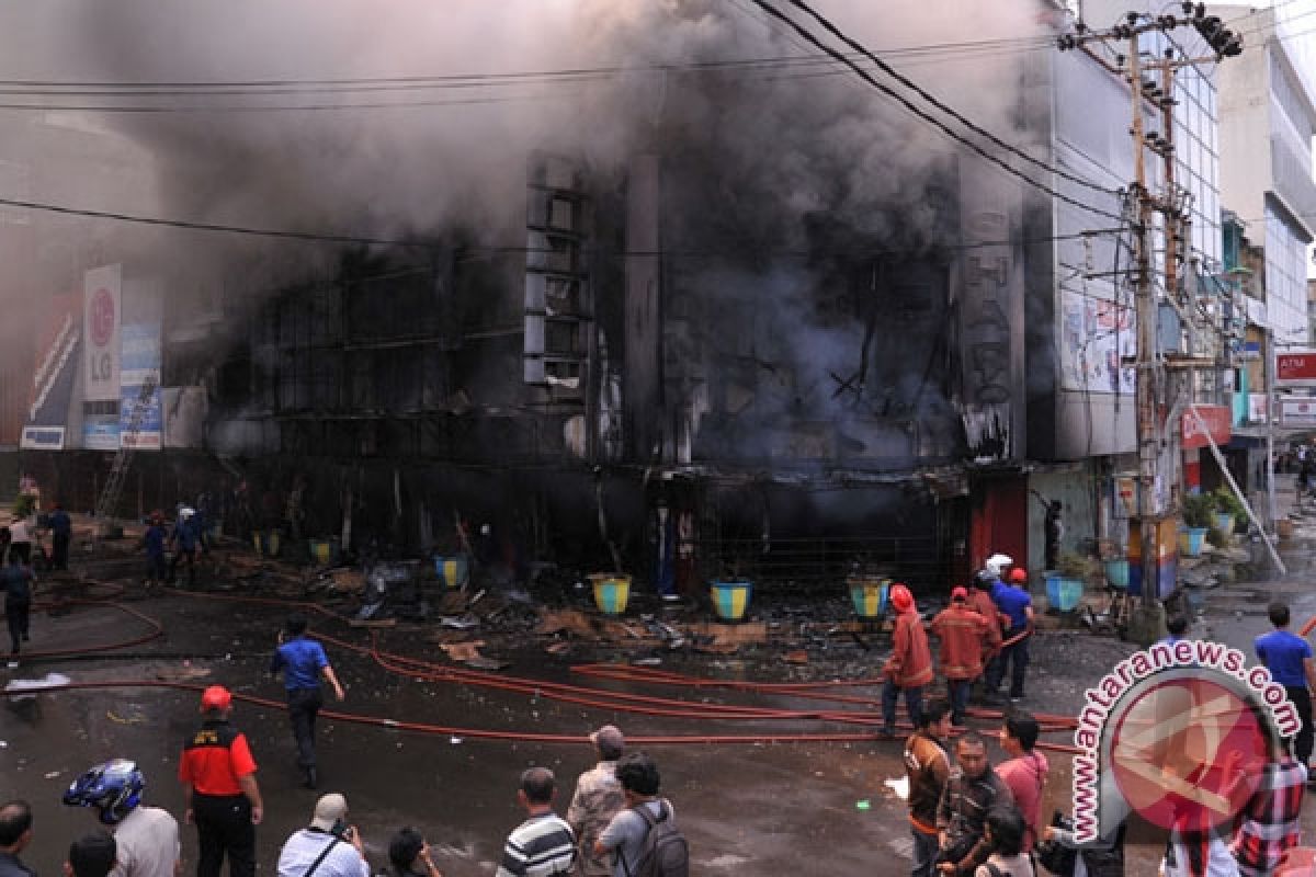 Kebakaran hanguskan dua gudang KAI