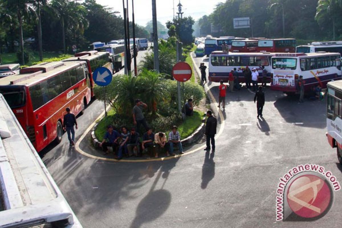 Pintu tol Jagorawi diblokir sopir bus