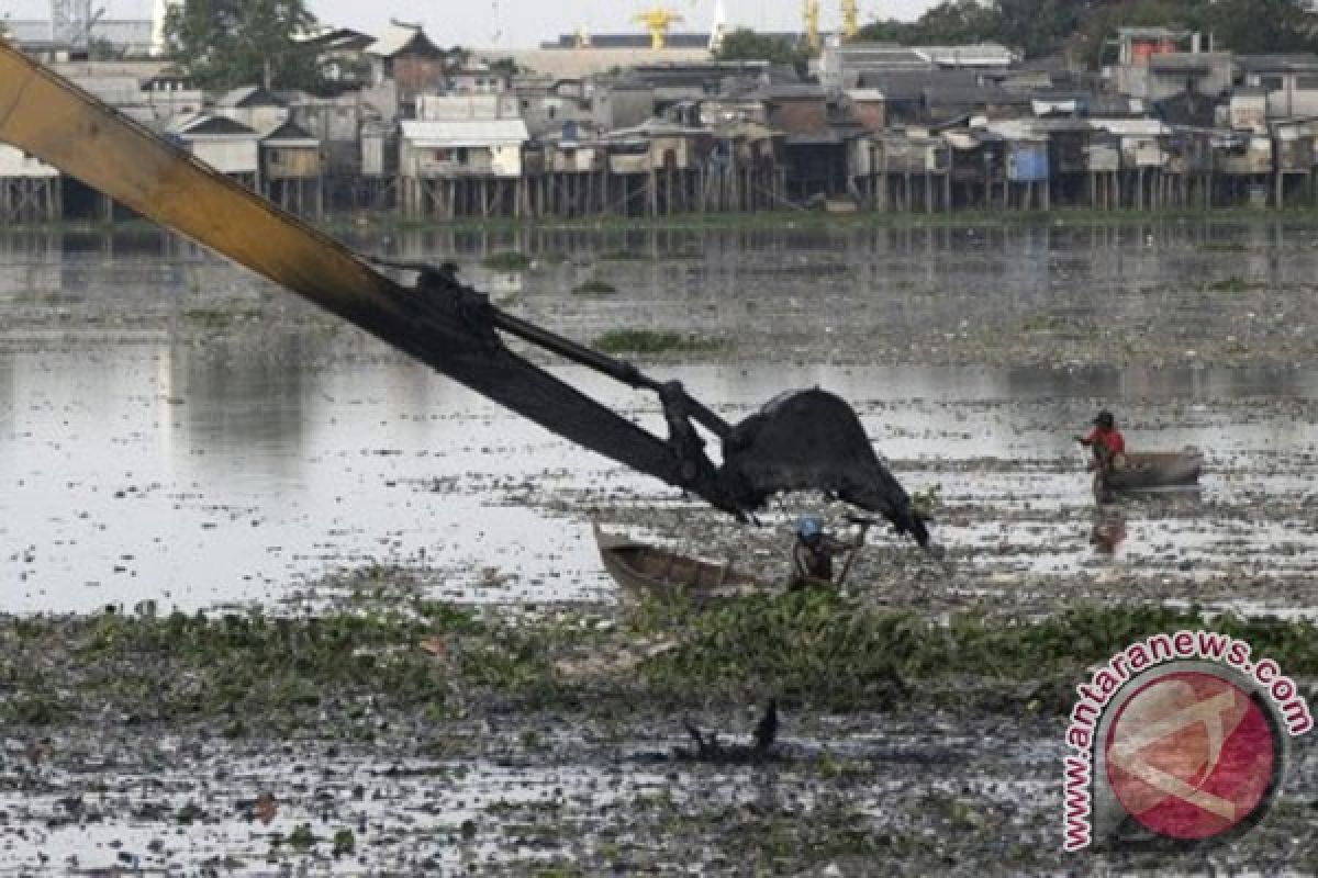 Alat berat untuk Waduk Pluit tiba tiga minggu lagi