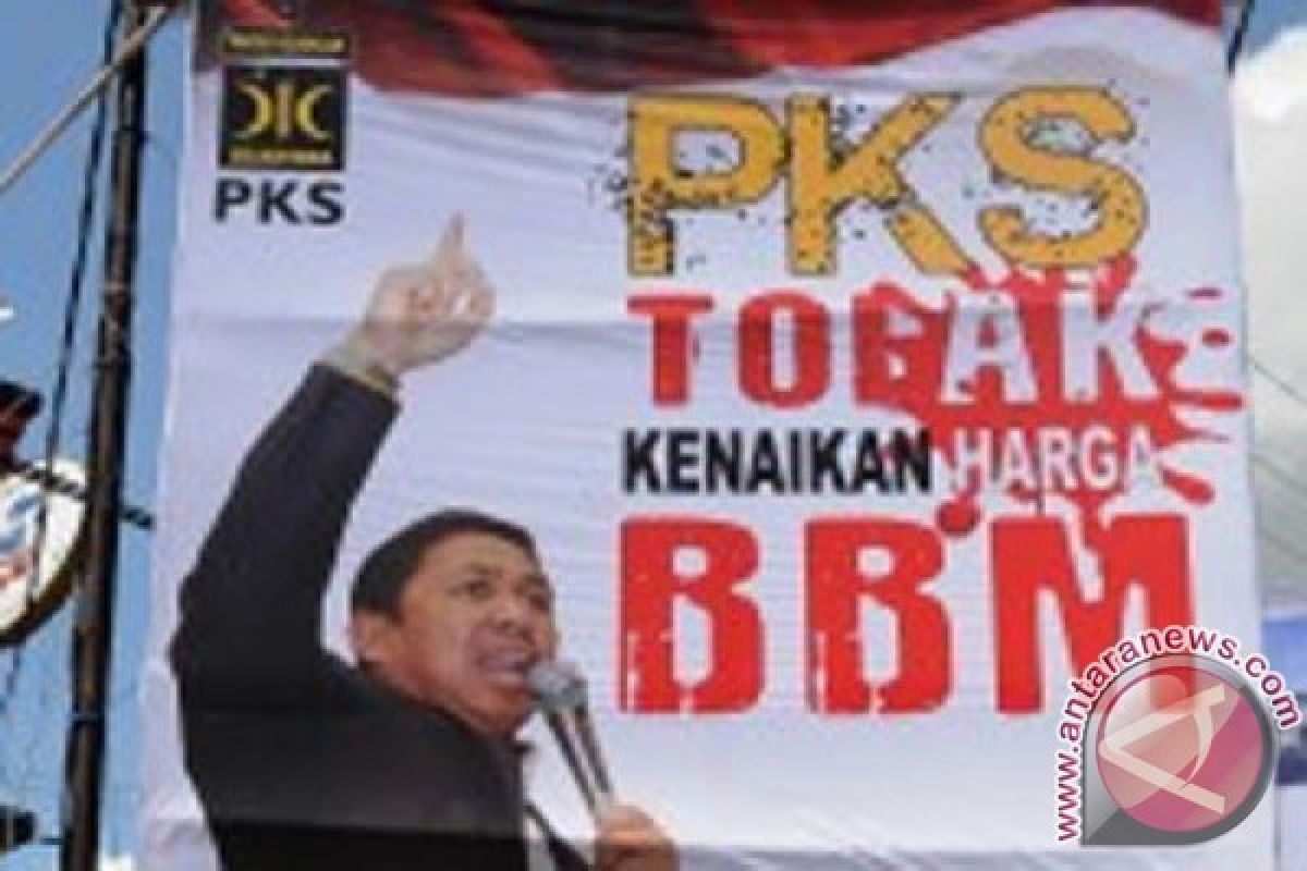 Pernyataan Ketua Fraksi PKS membingungkan