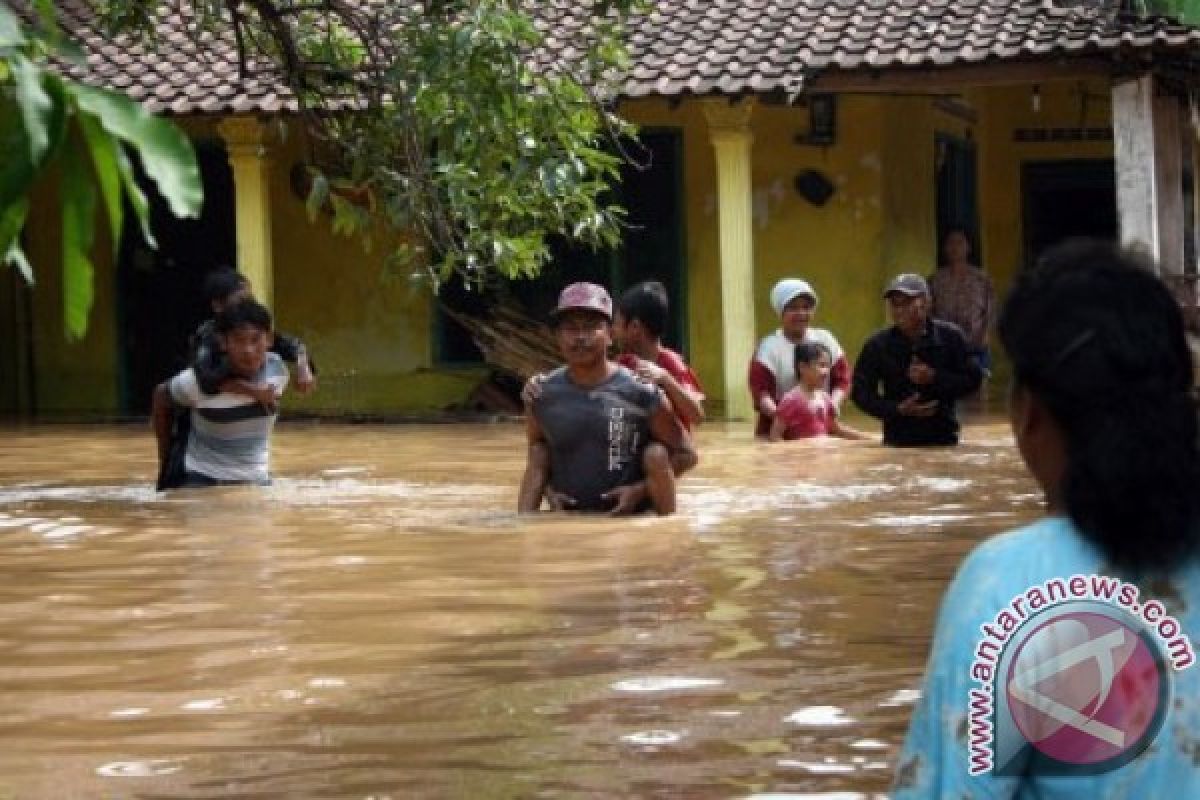 Banjir landa permukiman sekitar Bandara Mamuju