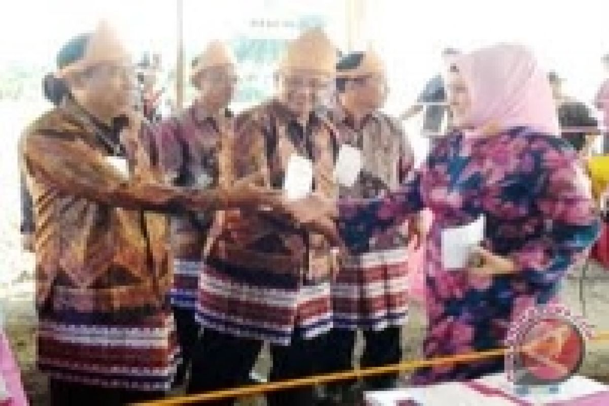Pakai baju adat pancing warga tidak Golput