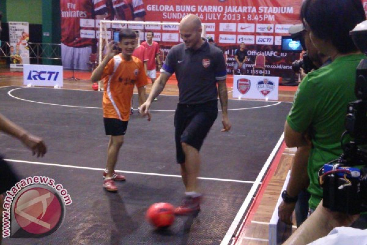 Duta Arsenal sebut sepakbola Indonesia berkembang