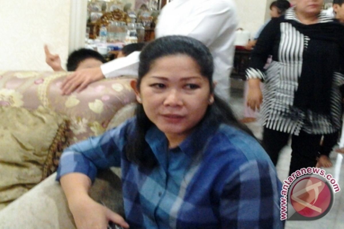 Istri Deru cemas saksikan hasil hitung cepat  