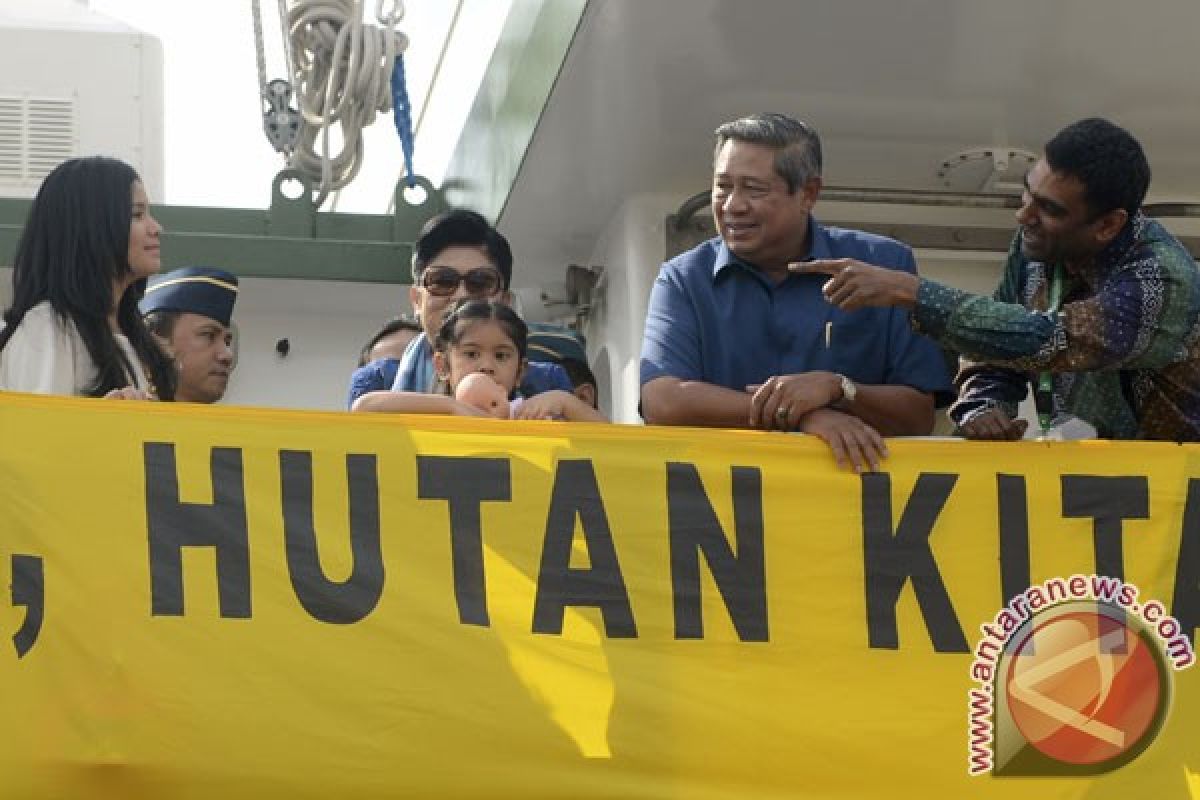 President Yudhoyono visits rainbow warrior ship with grandaughter