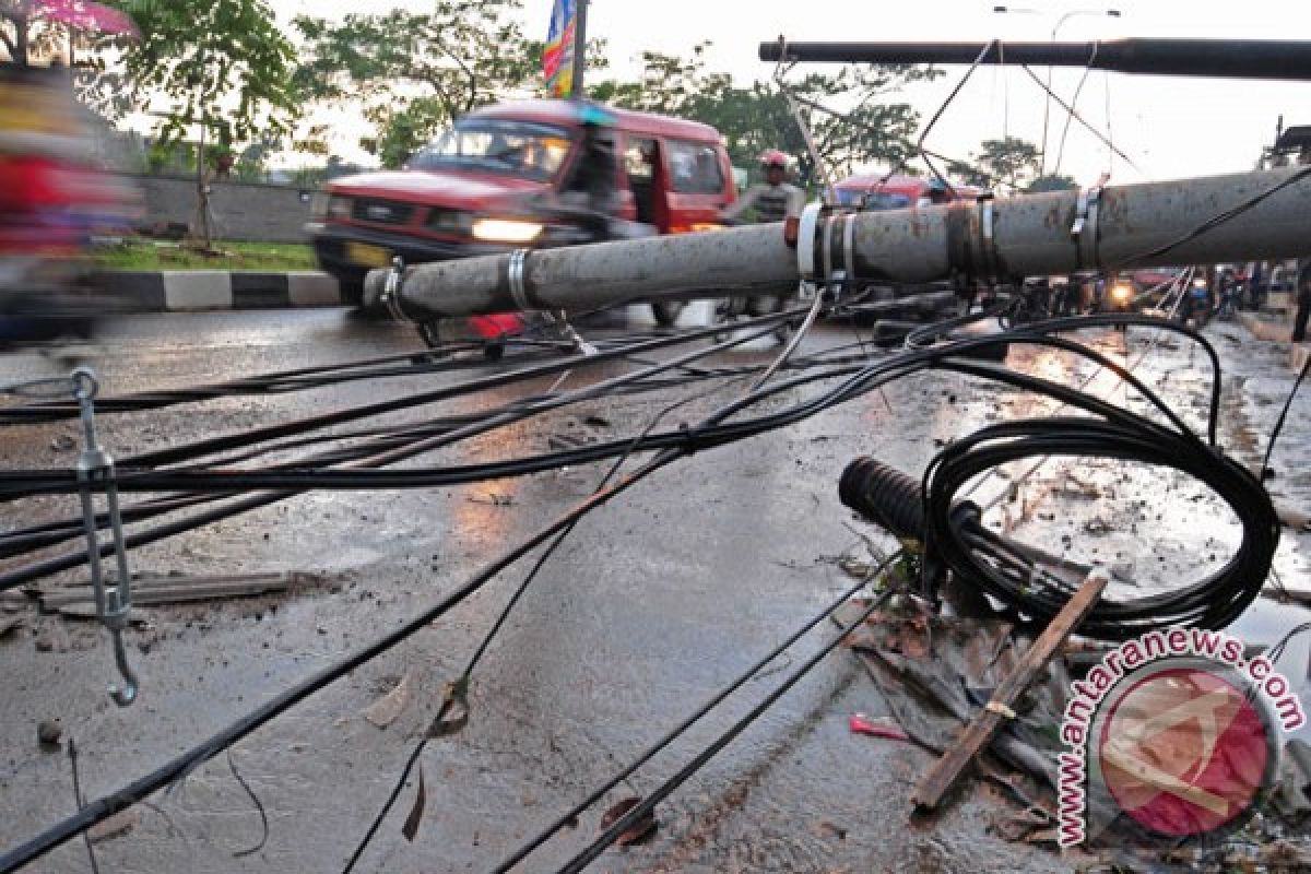 Puluhan tiang listrik di jalan Stadion GBT Surabaya rotoh