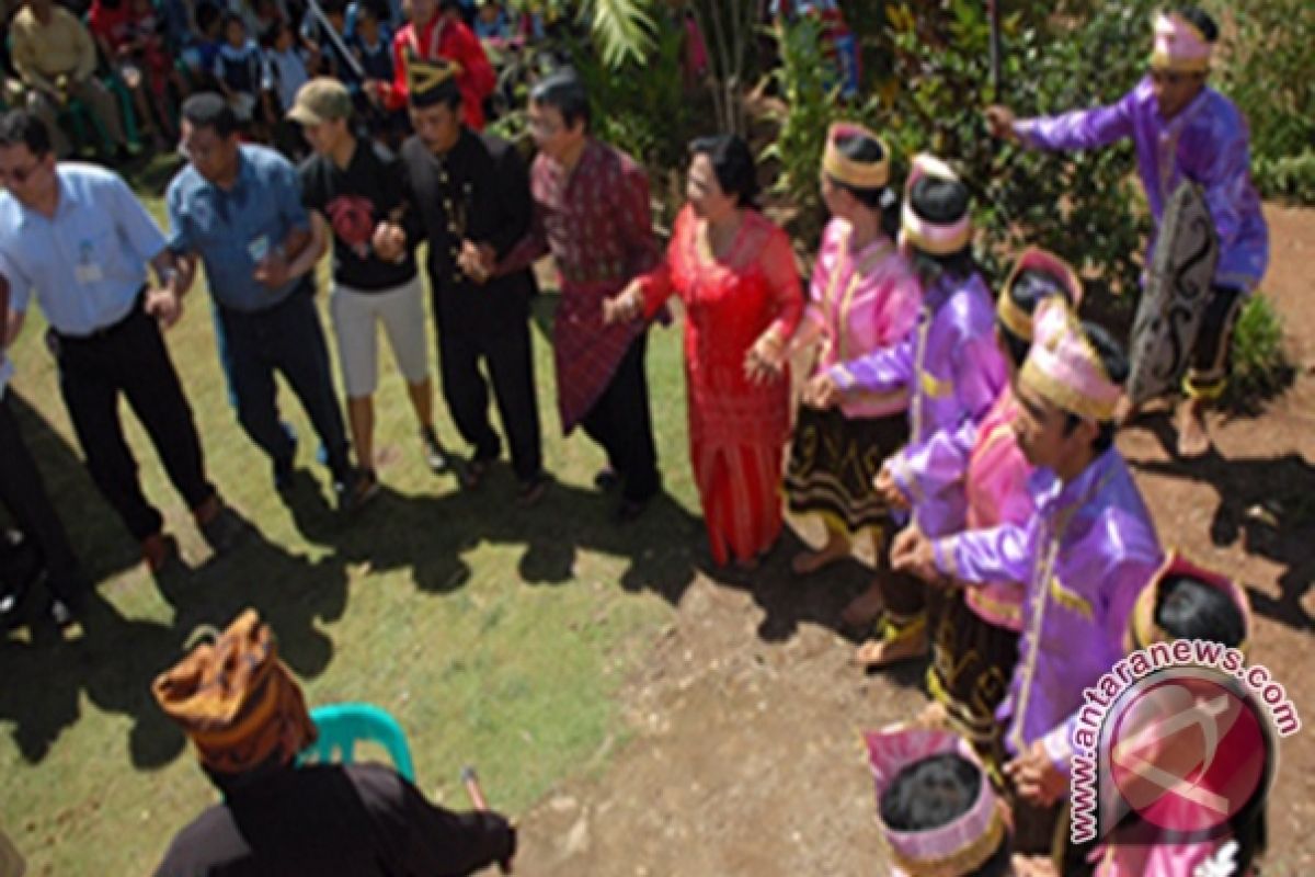 Festival Kawaninya Poso Dimeriahkan Pemukulan Padengko 