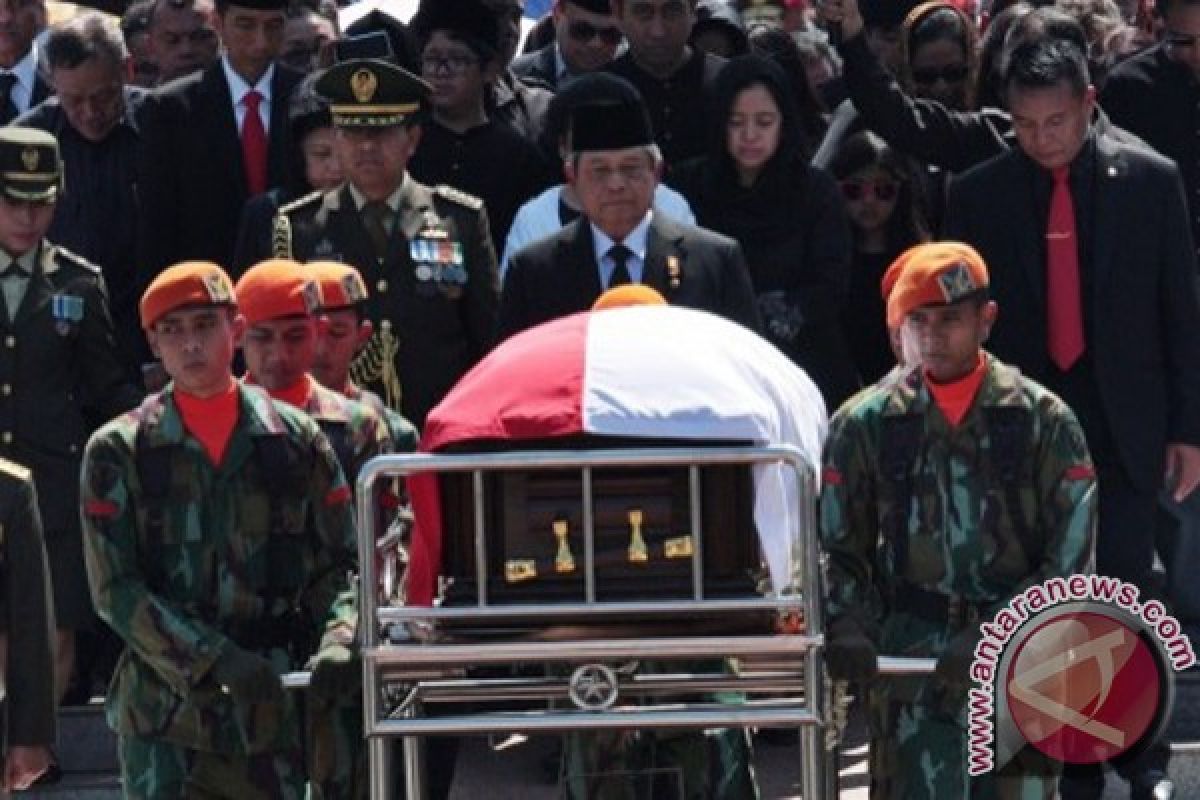 President Yudhoyono leads Taufiq`s funeral ceremony