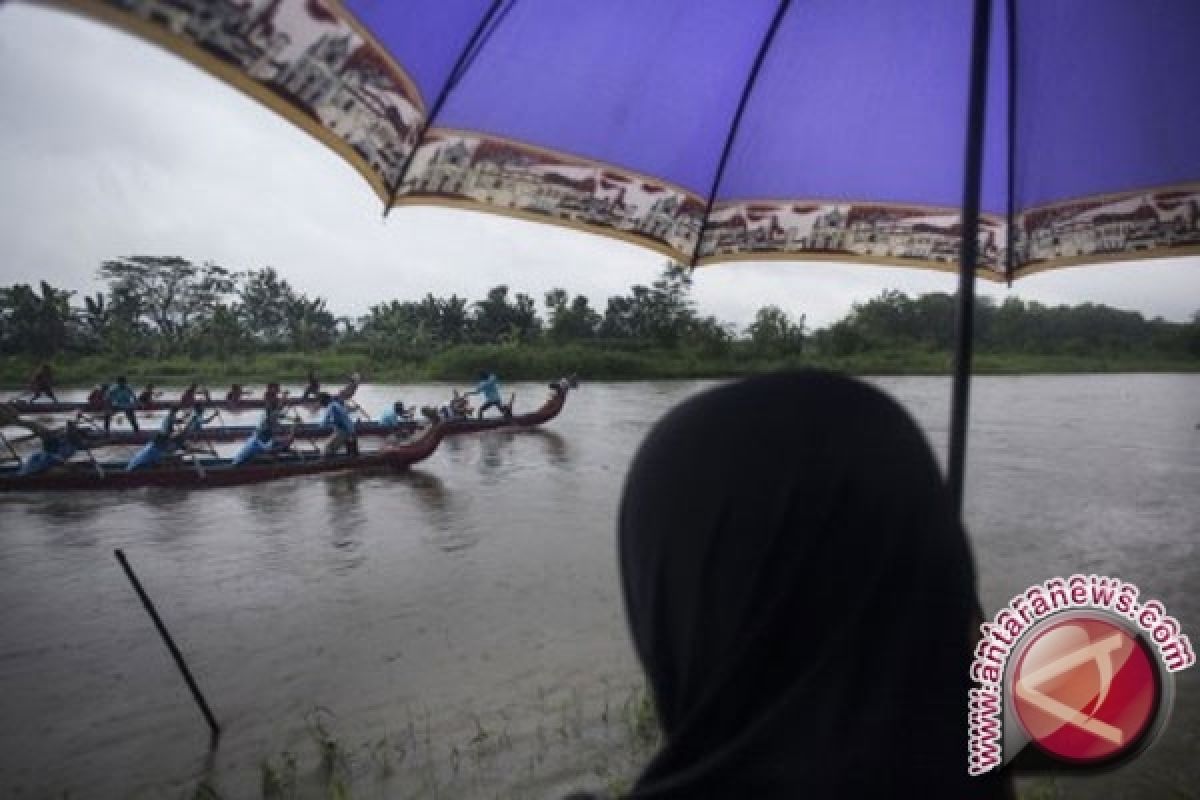 Warga Saksikan Perahu Naga di Bandung