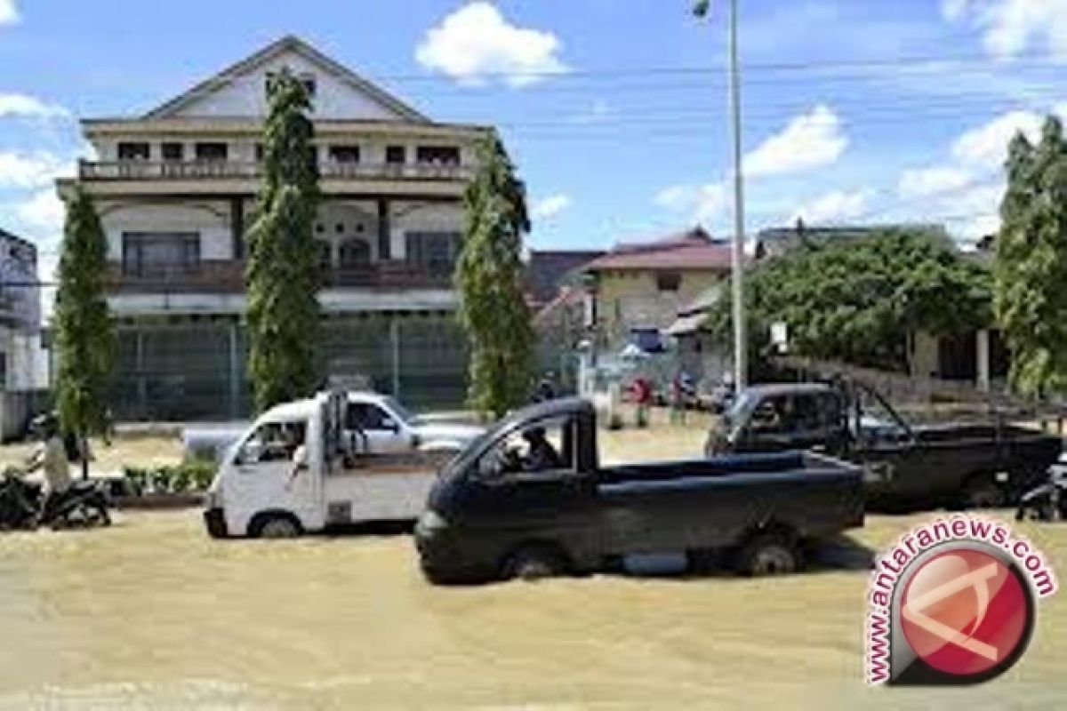 Pasang Sungai Mahakam Genangi Jalan Di Samarinda