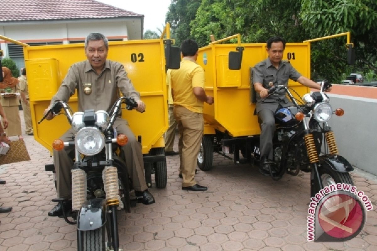 Wali Kota Naik Gerobak Sampah Pasukan Kuning 