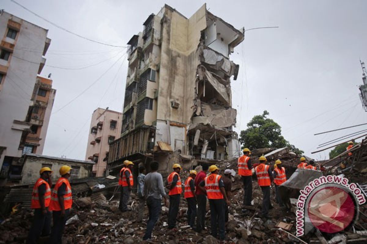 Bangunan ambruk di Mumbai, diperkirakan 50 orang terjebak