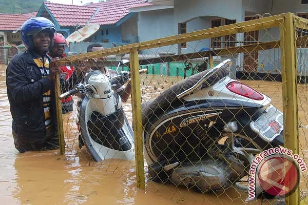 Banjir di Heram Jayapura, jasa ojek rakit laku
