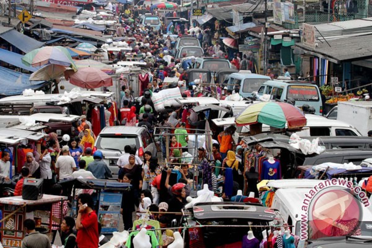 Kendaraan pesta rakyat padati Jln Merdeka Selatan Jakarta