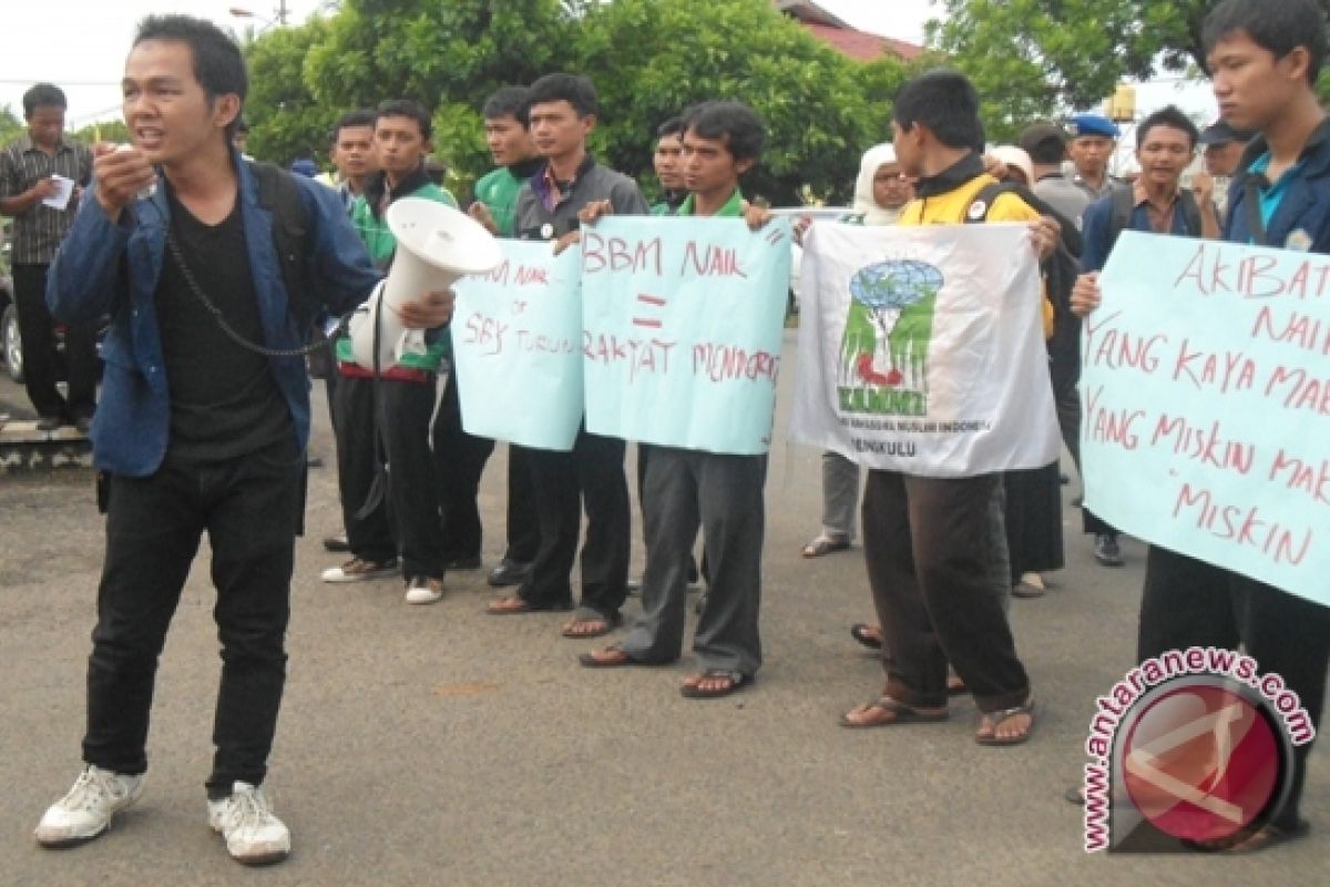 Dua unjukrasa tolak penaikan BBM di Bengkulu