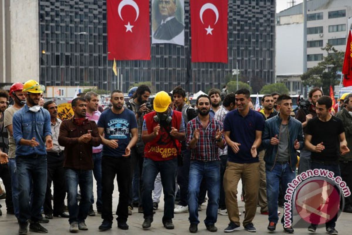 Demonstran Turki buka puasa bersama di sela aksi