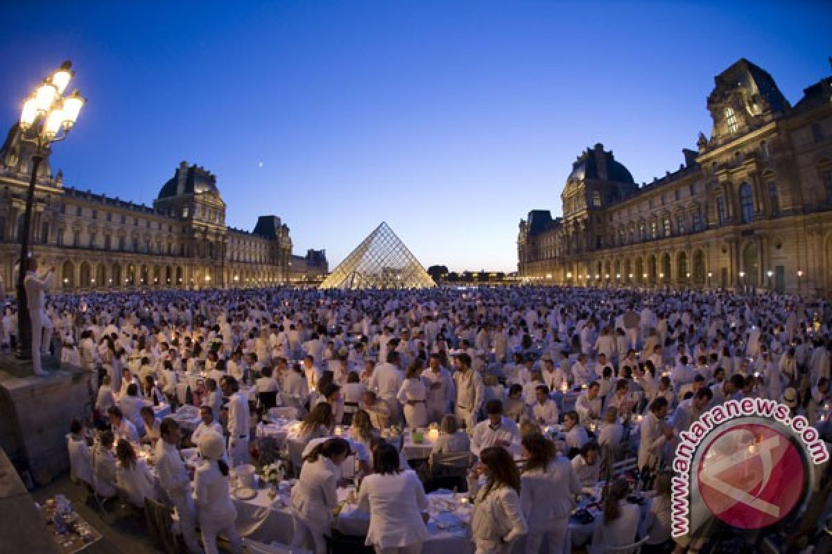 Aktivis lingkungan berunjukrasa di museum Louvre