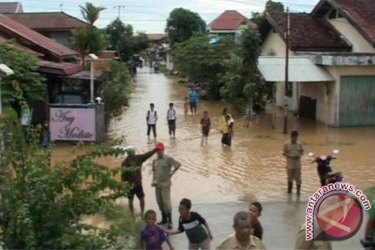 Dissosnaker Bontang Salurkan Bantuan untuk Korban Banjir 