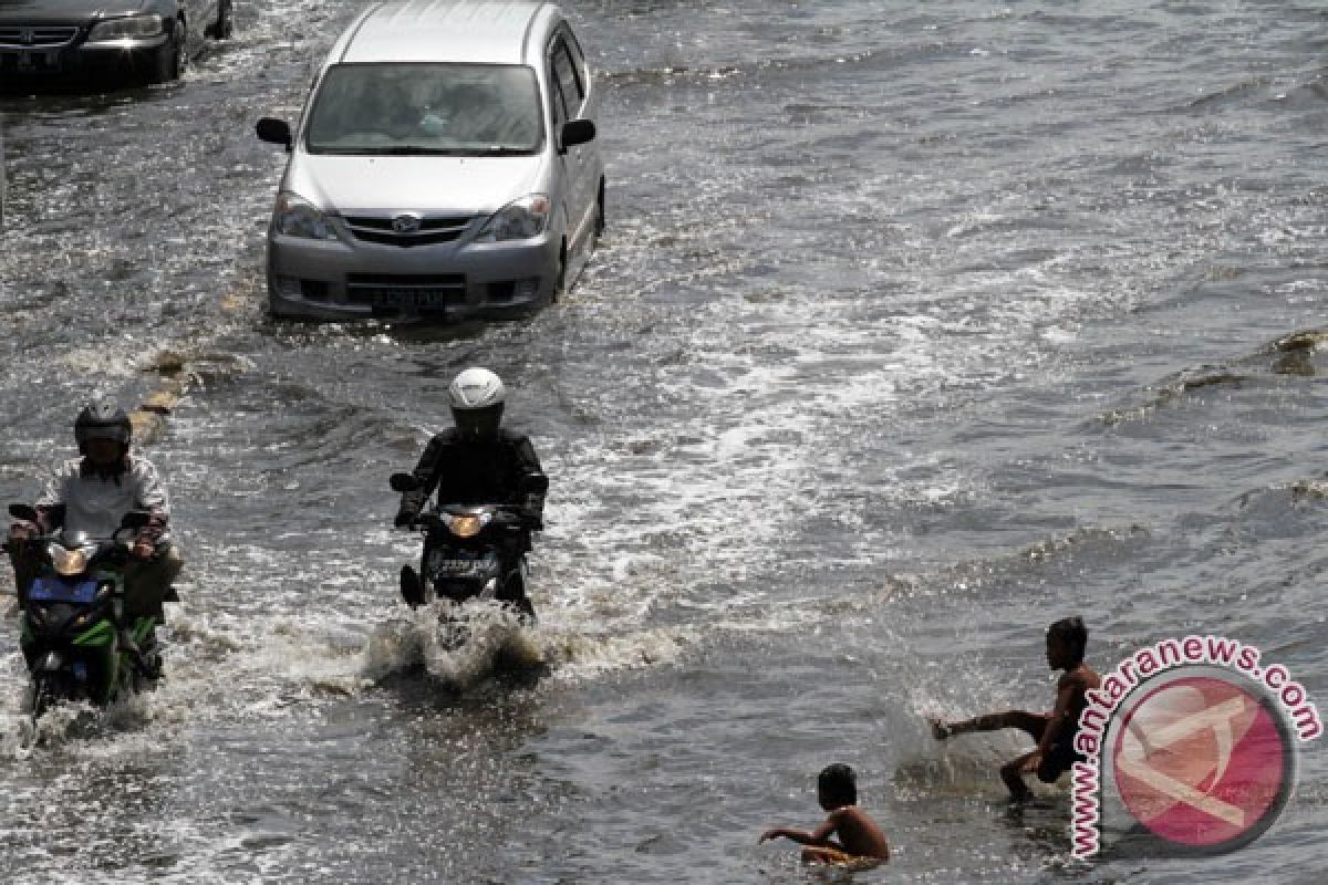Kota Kendari lumpuh akibat genangan air hujan