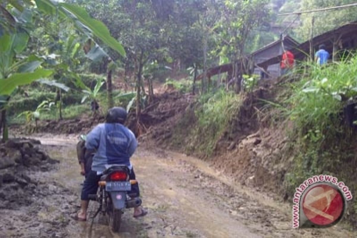 BPBD Gunung Kidul pulihkan jalan tertimbun longsor