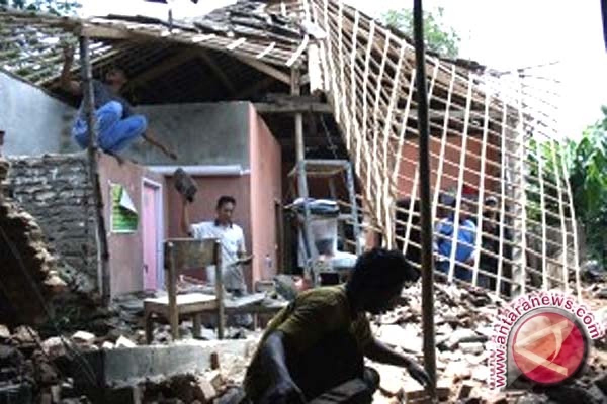 Pemkab Seruyan Salurkan Bantuan Bedah Rumah 